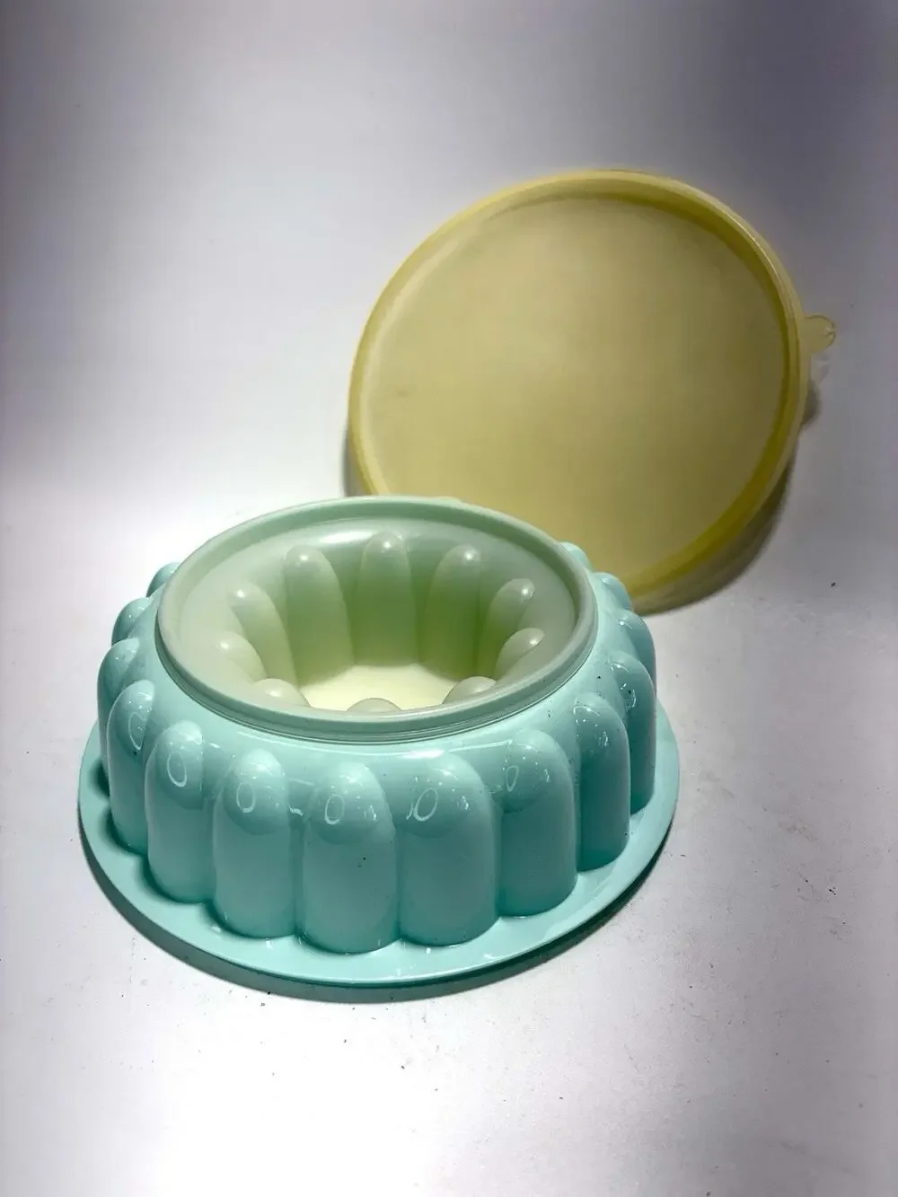 Vintage Tupperware Jello Mold Bundt Cake Pan w Lid Aqua Teal Green